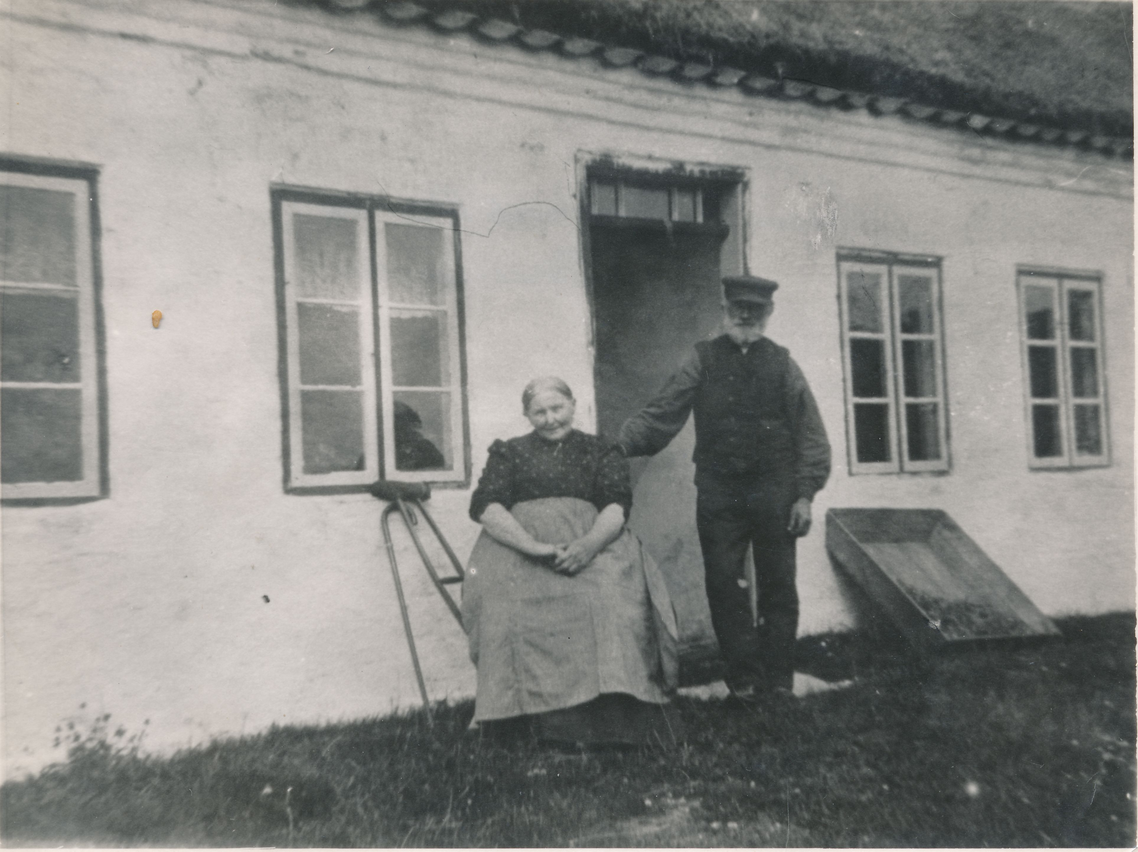 02 Matrnr 12a Maria og Heinrich Becher i grden p ejendommen