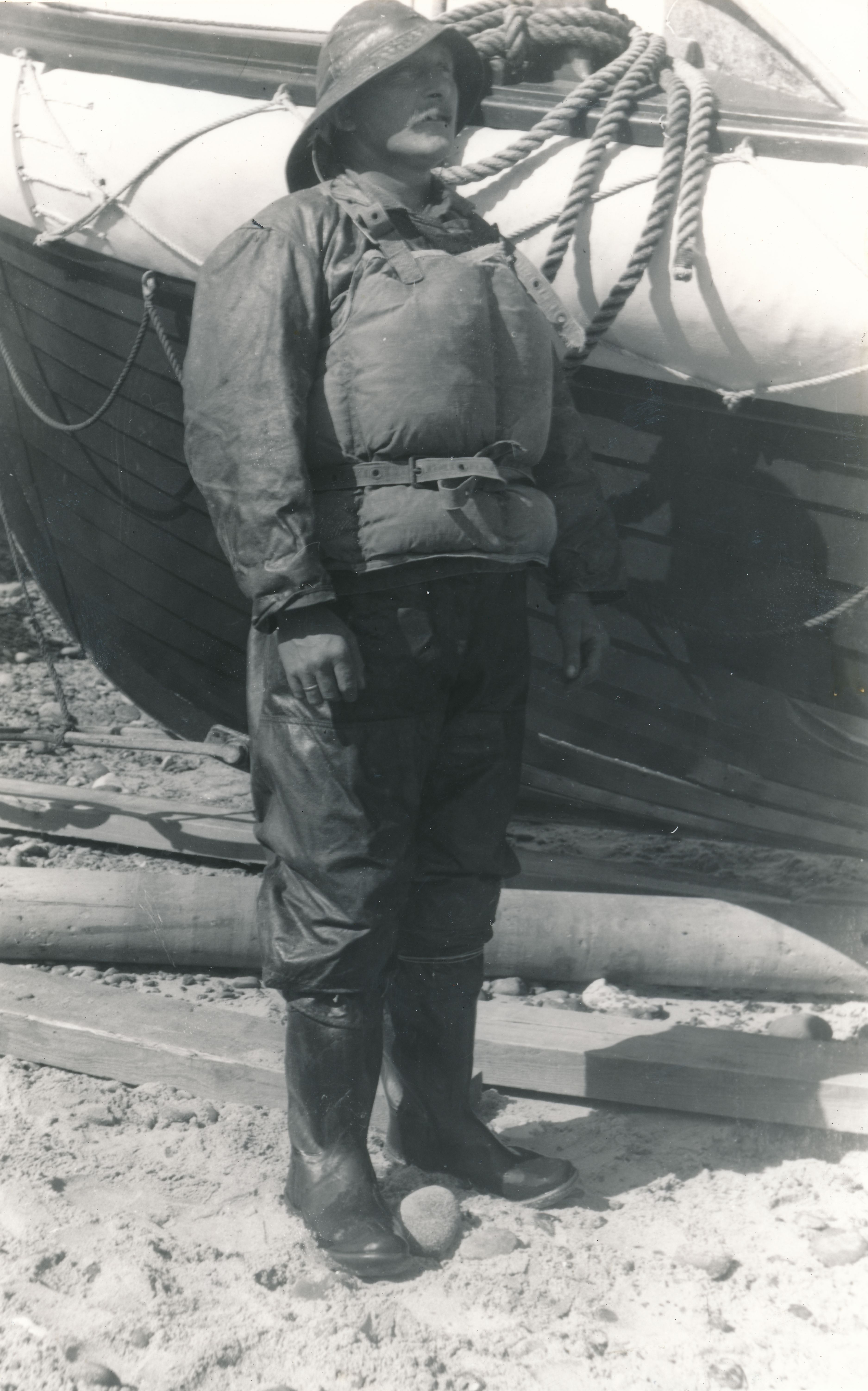 Matrnr 38g Marinus Madsen Bunk ved redningsbåden i 1928
