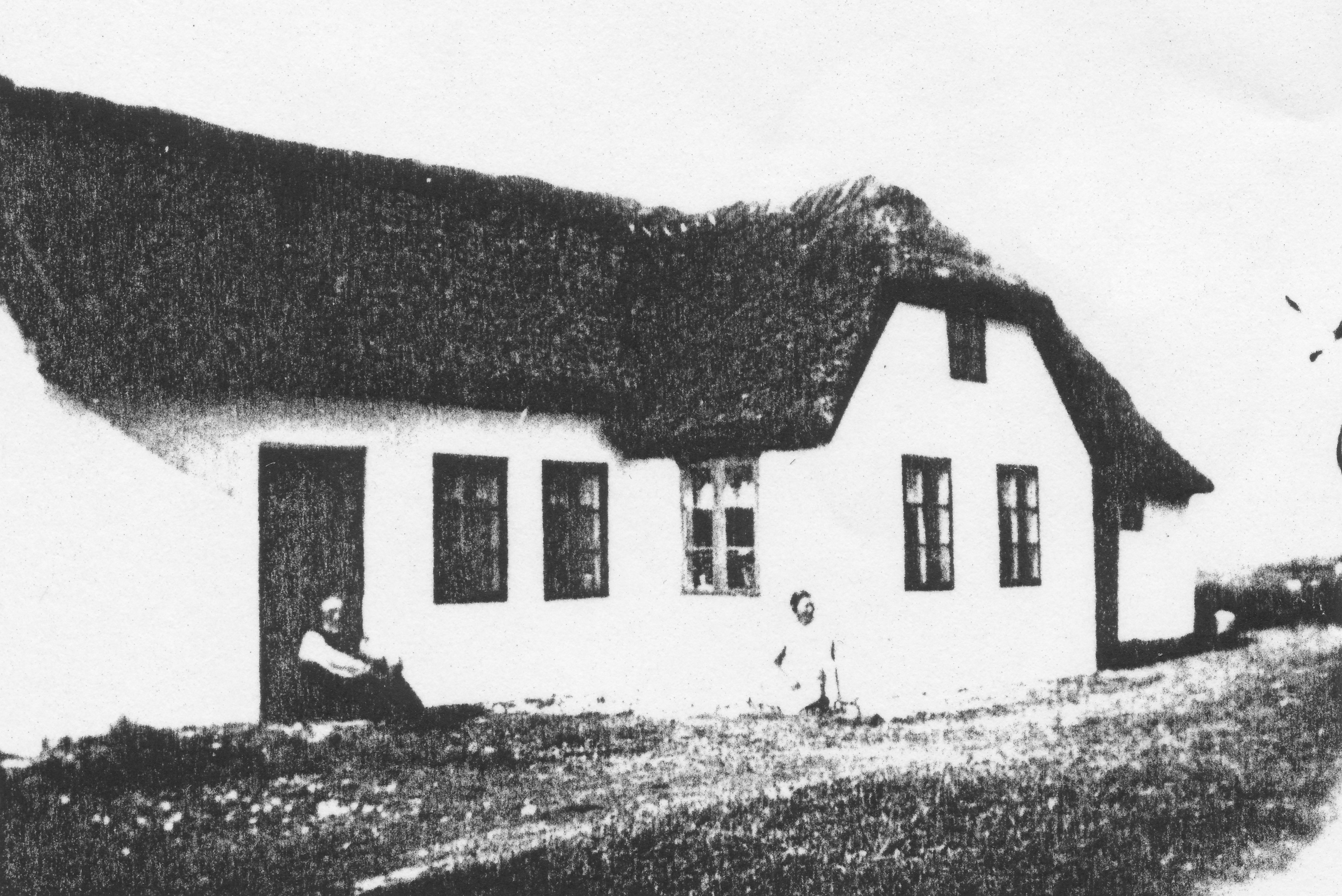 Matrnr 43 Morten Pedersen og husbestyrerinde Helga Madsen foran huset