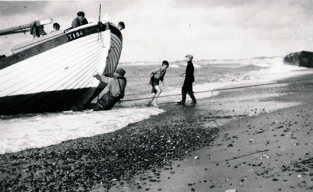 28 Matrnr 6 Klitmller 1935 Fiskekutter trkkes op 1
